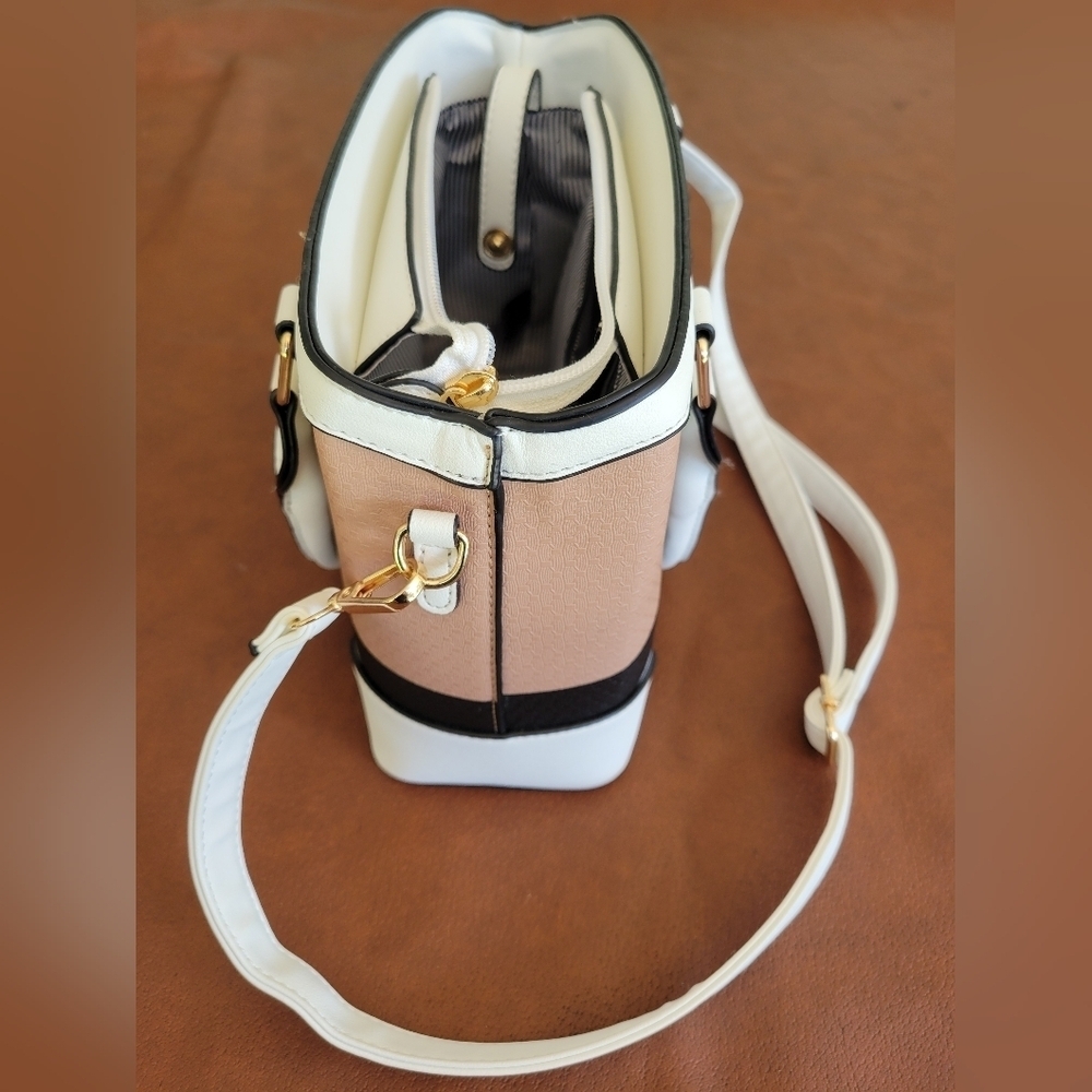 Elegant Tan and Black Women's Handbag - Picture 6 of 10